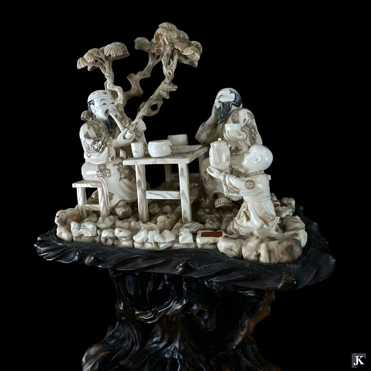 Chinese Carving in its display case: Upper Half Scene Description